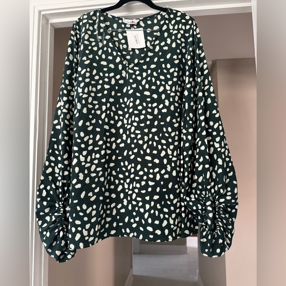 Green and white blouse - Picture 2 of 3